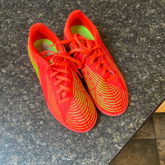 Kids adidas predator soccer shoes. - Picture 1 of 2
